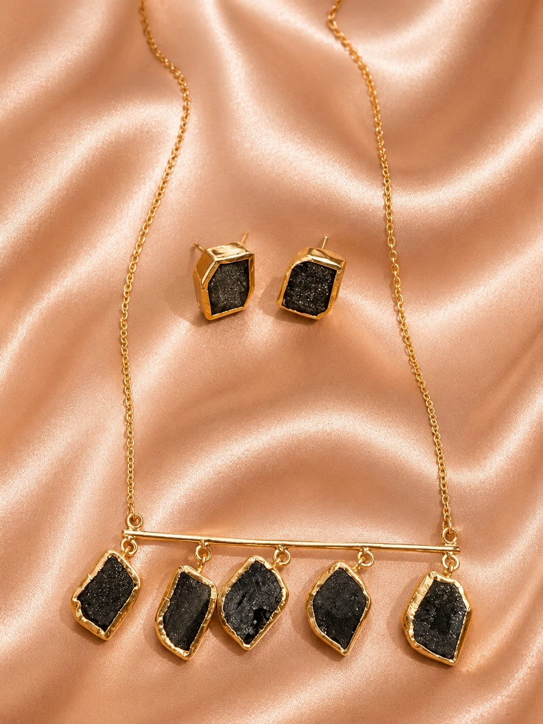 Kaali Linear Stone Set — jewellery set with contemporary styling